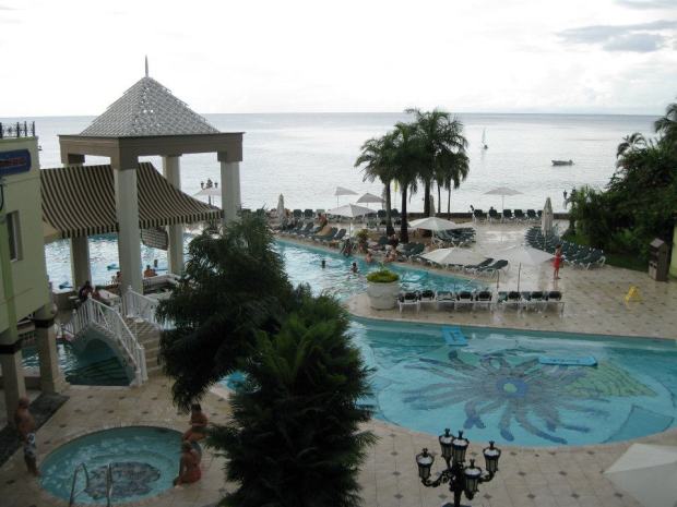 294643_2437596740886_1291418438_n